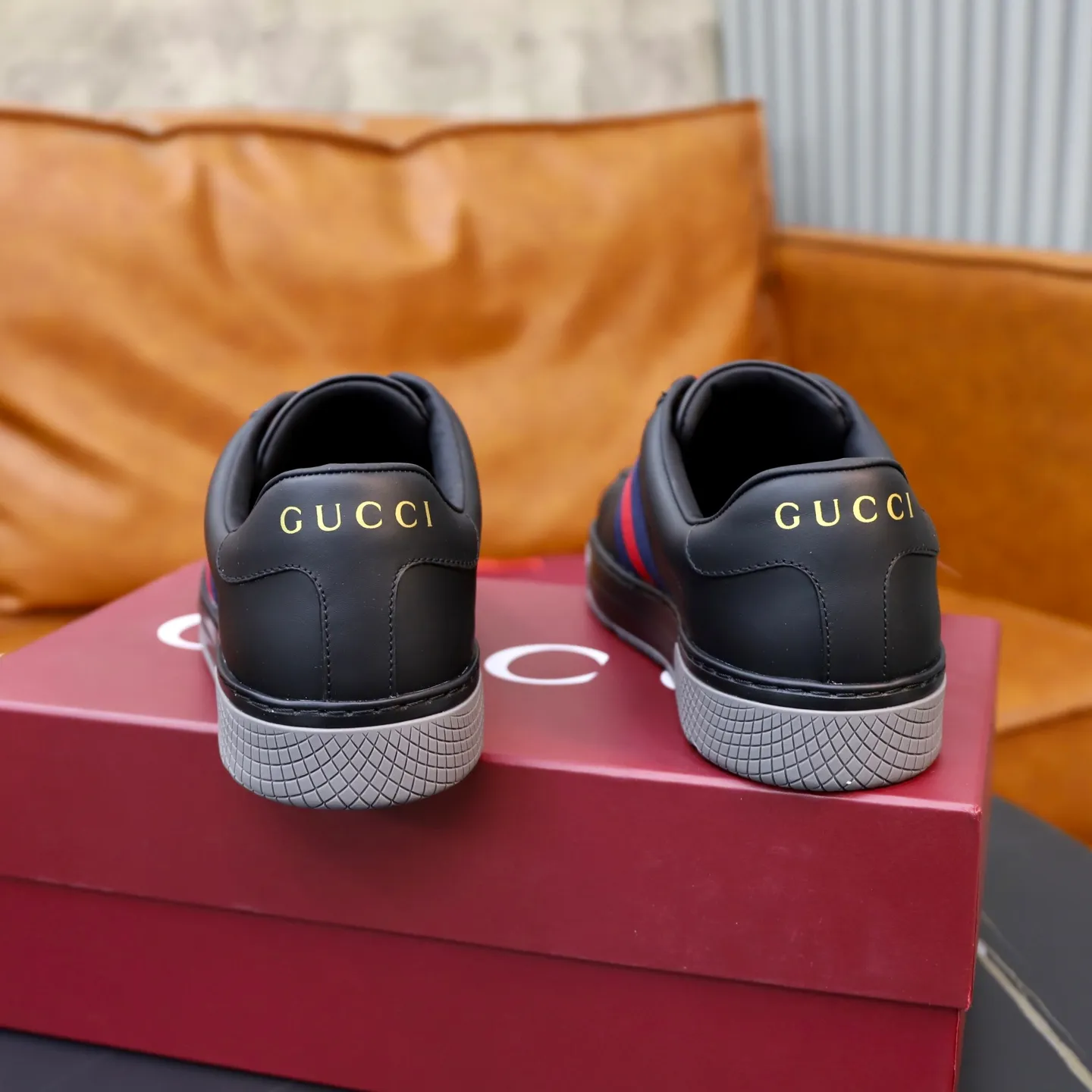 Ex-factory price: 600💰🙅‍♂️🙅‍♂️🙅‍♂️ Brand: Gucci GUCCi Standard code: Men's size 38/44 (45, 46 can be customized) Grade: Same as the official website Material: Original cowhide surface Comfortable hybrid thickened sheepskin lining Original wear-resistant soft outsole Style category: Casual sports version White shoes Dad shoes Young fashion European and American trends British style Color: actual picture color